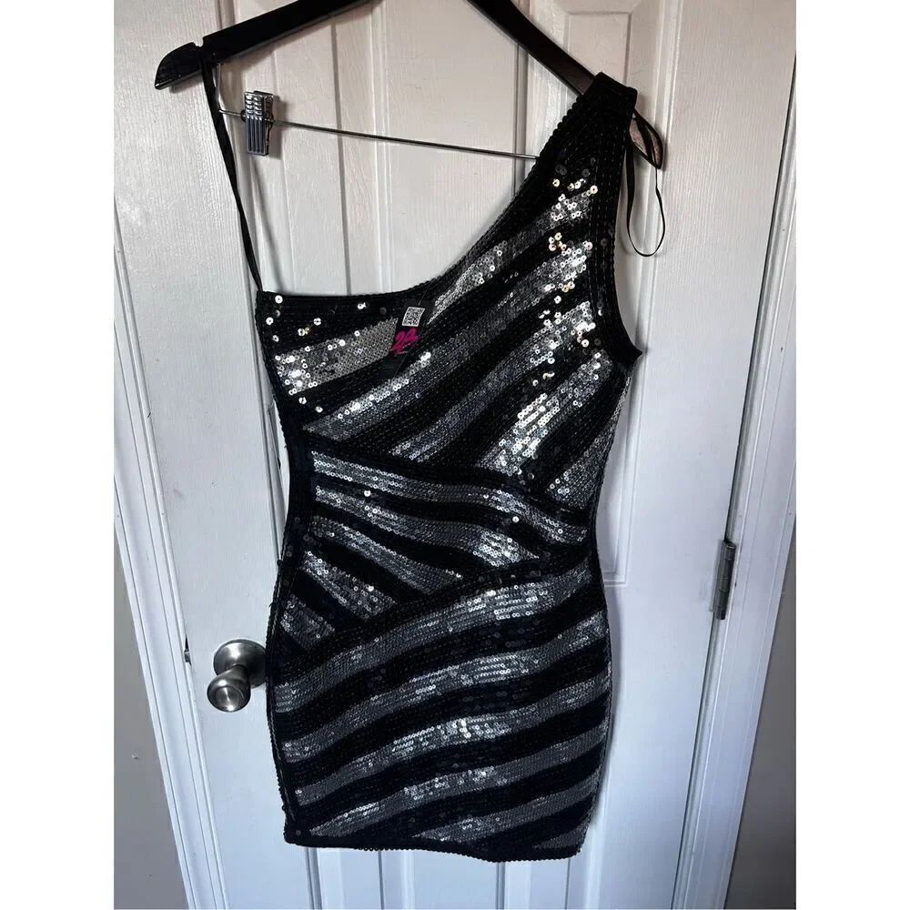 Bebe sexy new years eve dress sequence back and silver form fitting mini one sho